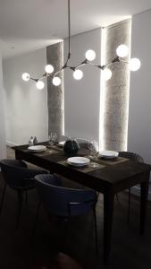 een eetkamer met een tafel met stoelen en verlichting bij NUEVO LUJO CENTRO DE BILBAO + WIFI . PARKING in Bilbao