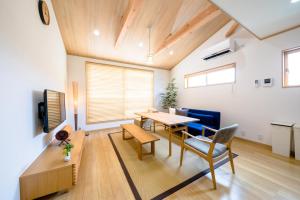 un salon avec une table et un canapé dans l'établissement FUJI-AKATSUKI Kuu, à Fujikawaguchiko