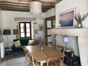 sala de estar con mesa y sofá verde en La maison d'Apremont, en Apremont
