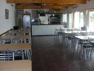 a dining room with tables and chairs in a restaurant at Complejo Hueney in Mar de Ajó