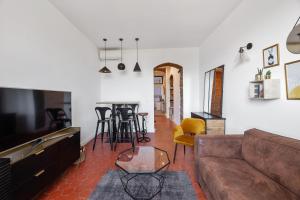 - un salon avec un canapé et une table dans l'établissement Charmant T2 atypique de 50m2 en plein coeur d'Ajaccio, à Ajaccio