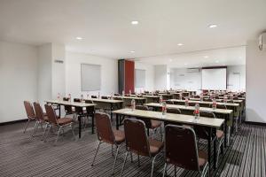 uma sala de aula com mesas e cadeiras em Amaris Hotel Pemuda Semarang em Semarang