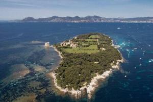 an island in the middle of the ocean at Design loft Studio climatisé parking et piscine in Vallauris