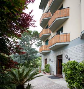 a building with balconies and a courtyard at Grappolo D'Oro in Pietrasanta