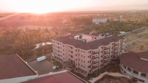 una vista sul soffitto di un grande edificio con tetto di Maxland Hotel a Nairobi