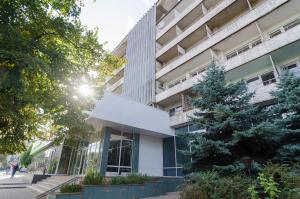 Un árbol de Navidad delante de un edificio en Hotel Turist, en Chişinău