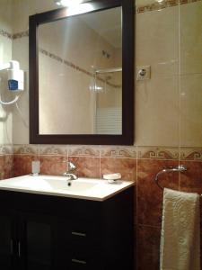 a bathroom with a sink and a mirror at Hotel Azibo e Restaurante in Podence