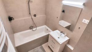 A bathroom at Piacsek Apartmanház