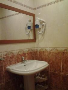 a bathroom with a sink and a mirror at Hotel Azibo e Restaurante in Podence