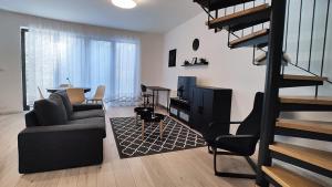 A seating area at Piacsek Apartmanház