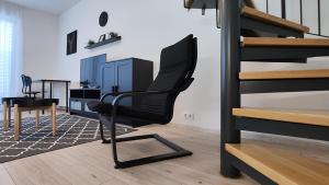 A seating area at Piacsek Apartmanház