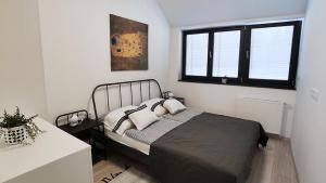 A bed or beds in a room at Piacsek Apartmanház