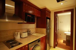 Nhà bếp/bếp nhỏ tại Al Liwan Suites Rawdat Al Khail
