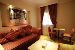 Khu vực ghế ngồi tại Al Liwan Suites Rawdat Al Khail