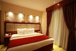 Giường trong phòng chung tại Al Liwan Suites Rawdat Al Khail