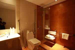 Phòng tắm tại Al Liwan Suites Rawdat Al Khail