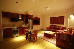 Nhà bếp/bếp nhỏ tại Al Liwan Suites Rawdat Al Khail