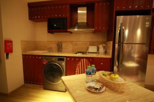Nhà bếp/bếp nhỏ tại Al Liwan Suites Rawdat Al Khail