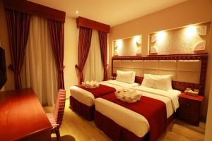 Voodi või voodid majutusasutuse Al Liwan Suites Rawdat Al Khail toas