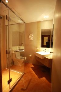 Phòng tắm tại Al Liwan Suites Rawdat Al Khail
