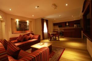 Khu vực ghế ngồi tại Al Liwan Suites Rawdat Al Khail