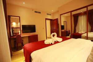 TV/trung tâm giải trí tại Al Liwan Suites Rawdat Al Khail