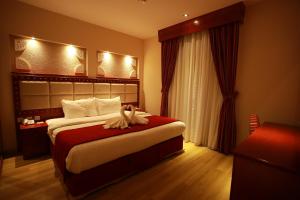 Giường trong phòng chung tại Al Liwan Suites Rawdat Al Khail