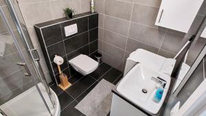 A bathroom at Piacsek Apartmanház