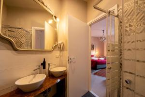bagno con 2 lavandini e specchio di Balbis Choco Rooms a Torino