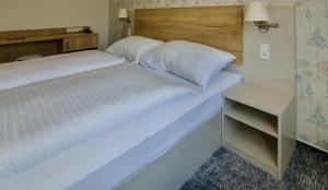 Postel nebo postele na pokoji v ubytování Hotel Srní depandance - Šumava