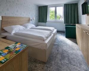 Postel nebo postele na pokoji v ubytování Hotel Srní depandance - Šumava