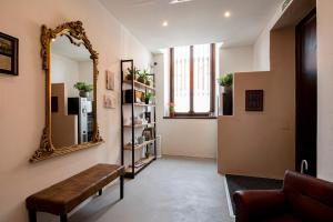 a living room with a mirror and a bench at Balbis Choco Rooms in Turin