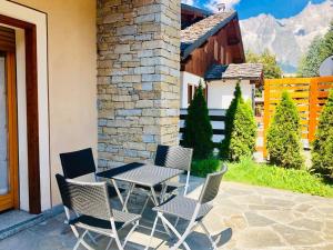 a table and chairs sitting on a patio at Studio Bijoux Des Alpes Verrand-Courmayeur in Courmayeur