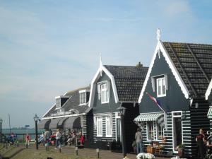 una casa en blanco y negro con gente parada frente a ella en B&B HutSpot en Ámsterdam