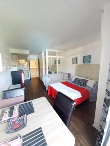 una camera d'albergo con due letti e un divano di Jupiter Estudio a Benalmádena