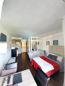 ベナルマデナにあるJupiter Estudioのベッドルーム1室(ベッド1台付)、リビングルームが備わります。