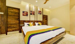 1 dormitorio con 1 cama grande con una manta colorida en Itsy By Treebo - Mirra en Chennai