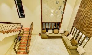 Itsy By Treebo - Mirra في تشيناي: غرفة معيشة مع درج وأريكة