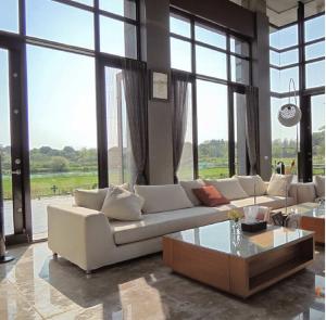 五結鄉的住宿－Hiten Villa，客厅配有白色沙发和玻璃桌