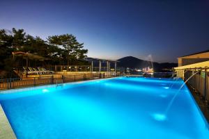La alberca dentro o cerca de Dome Hotel Geoje