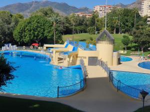 a water slide at a water park at Jupiter Estudio in Benalmádena