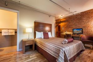 Postel nebo postele na pokoji v ubytování Hotel Quartier des Spectacles