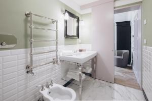 Kúpeľňa v ubytovaní Gregorini Bingham Art Luxury Suites + 37 fotografií