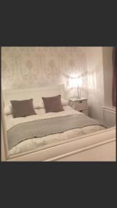 スランベドルにあるTy Mawr Hotelの白いベッド(枕2つ付)が備わるベッドルームです。