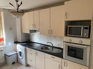 a kitchen with a sink and a microwave at Casa Dono Sanabria in Cobreros