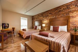 Postel nebo postele na pokoji v ubytování Hotel Quartier des Spectacles