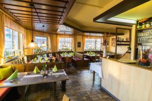 ein Restaurant mit Tischen und Stühlen und eine Bar in der Unterkunft Hotel Gasthof Rose in Günzburg