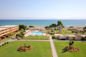 Pogled na bazen u objektu Messonghi Beach Holiday Resort ili u blizini