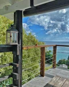 マへ島にあるVi Miles Lodgeの海の景色を望むバルコニー