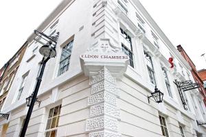 un bâtiment blanc avec un panneau sur son côté dans l'établissement Eldon Chambers Pod 3 by City Living London, à Londres